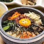 東京水刺齋 - 手作りナムルの石焼きビビンパ