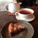 焼き菓子 cafe cqt - ブルーベリーのタルトと紅茶でケーキセット。