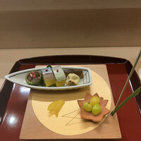 赤坂 菊乃井 - 昼懐石１５７３０円。鯖寿司、海老香酒漬け、子持ち鮎鞍馬煮、茶巾栗、翡翠銀杏、銀杏芋、松葉素麺。いつも通り魅力的な八寸です。お銚子３本いけますよー
