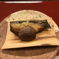 赤坂 菊乃井 - 昼懐石１５７３０円。子持ち鮎杉板焼き。味噌祐庵に付けた子持ち鮎を蒸し焼きにしてあります。卵たっぷりなのに身もしっかり味わえます。