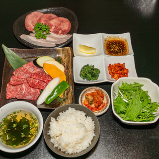 ランチ1番人気「和牛カルビランチ」￥1650全9品