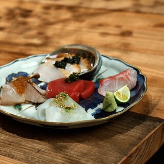 お刺身は特別な醤油とお塩でどうぞ