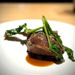 マンサルヴァ - シェフには珍しく、下味の塩味が控え目でしたが、下に隠れている、ソース代わりの茸で味を決めているとのこと。
      個人的には、このぐらいの塩梅も大変好みです。
      もちろん、そもそもの鳩が美味しい〜♪