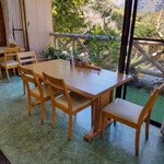 ニューあかいけ - 精進湖を眺めながら食事を楽しめるテーブル席