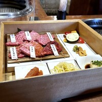 やきにくのバクロ 博多店 - お肉や副菜の箱膳・・ホルモンか焼き野菜を選べるので、焼き野菜で。