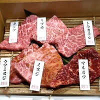 やきにくのバクロ 博多店 - ◆和牛は6種類・・札が付いているのでわかりやすいですね。 上3種はお塩で、下3種はタレで召し上がり下さいとのこと。(*´～｀*)