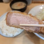 とんかつ燕楽 - 厚めにカットされたとんかつ