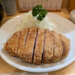 とんかつ燕楽 - 粗めのパン粉でこんがりキツネ色のとんかつ