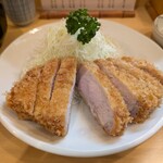 とんかつ燕楽 - 柔らかい赤身と上品な甘みの脂身