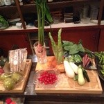 郷港 - カウンター前には旬のお野菜が☆