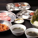 セマウル食堂 - 焼肉を注文されると、野菜、ねぎサラダ、わかめスープなどが付きます。