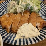 天下鶏いっとく - パリパリの衣に容赦なくタルタルのせる(まだ半分)