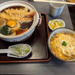 葉隠 - 鍋焼きうどん+半肉丼。