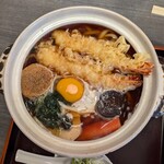 葉隠 - 鍋焼きうどん真上から。海老天2尾で1000円切るのは素晴らしい。
