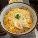 葉隠 - 半肉丼。豚肉の薄切りを焼いたものを卵で綴じている。カツよりも白米に合うかも。
