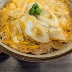 葉隠 - 半肉丼近景。卵の照りと瑞々しさが良い。