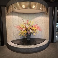つきじ植むら 竹芝賓館 - 入口の生け花 つきじ植むら 竹芝賓館 - 入口の生け花