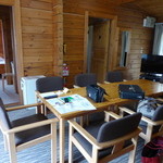 Prince Hotel Karuizawa Uesuto - 中央のリビングから脇の寝室を望む