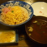 骨付鳥 一鶴 - とりめし、付いてくるスープ、沢庵