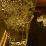 骨付鳥 一鶴 - 友人の飲む焼酎（麦）達磨六条大麦水割り