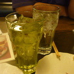 骨付鳥 一鶴 - 焼酎緑茶割り二杯目、友人の飲む焼酎（麦）達磨六条大麦水割り