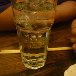 骨付鳥 一鶴 - 友人の飲む焼酎（麦）達磨六条大麦水割り