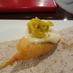 創作串揚 つだ - 鯛のマヨネーズソース、菊花の酢漬け乗せ