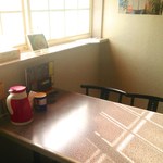 光福亭 - ベトコンラーメン光福亭店内テーブル