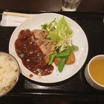 Cafe & Kitchen 米米食堂 - ポークソテー700。今日は頂けなかったなー…
            まあ、しゃーないけど。
            昨日ランチ無かった事を考えれば、マシか（笑）
            米米は時間ない時の予備の予備だね。