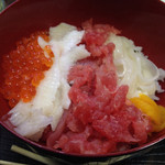カネ彦 中村水産 - 中落ち、イクラ、エンガワ、イカで、一人1050円のお好み海鮮丼。