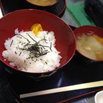 カネ彦 中村水産 - ごはんとあら汁で300円。
