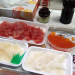 カネ彦 中村水産 - 中落ち500円、イクラ500円、エンガワ250円、イカ250円。