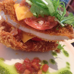 THE CAMP CAFE & GRILL - チキンカツミラネーゼのミルフィーユ仕立て、アップ