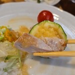 キッチン ブルー グローブ - ズッキーニと共に