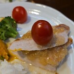 キッチン ブルー グローブ - トマトを添えて