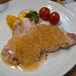 キッチン ブルー グローブ - 三元豚ロースソテーのアップ