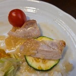 キッチン ブルー グローブ - ズッキーニを引いて