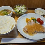 キッチン ブルー グローブ - 三元豚ロースソテー　シナモン香る刻み林檎と生姜のソース