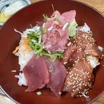 中村屋 - 三浦漁港で今朝獲れた新鮮な魚介がふんだんにご飯の上で寝ています。
