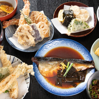 《和食の逸品が勢揃い》鴨ロース・天ぷら・ちりめんをお酒と共に