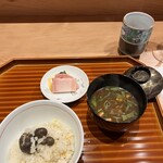 本城 - 赤だし（ジュンサイ・豆腐）