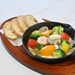 季節野菜と海鮮のアヒージョ