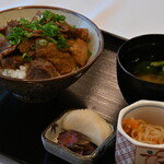 6時間煮込んだ牛すじ煮込み丼