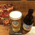 麹町いづみや しろ - 瓶ビール：ヴェデット・エクストラホワイト、揚げ塩いかあられ