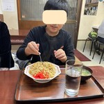 食事処 三平 - お気に入りのチャーハンを笑顔で食べる三男坊。