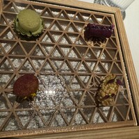 FARO - アミューズは秋を感じる4品のフィンガーフード。器は新潟県新潟市 大橋洋食器。フードを上げると、春夏秋冬の表現に模様がなっている。