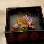 恵比寿 鮨 はつめ - 鰤の湯引きの瞬間燻製