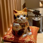 恵比寿 鮨 はつめ - 珍しいハイタッチ猫