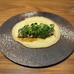 真白 - クレープで包んで頂く
      ・木の芽
      ・玉葱？
      ・シェリービネガーで5時間炊いた秋刀魚
      ・その煮汁を煮詰めたソース