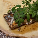 真白 - クレープで包んで頂く
      ・木の芽
      ・玉葱？
      ・シェリービネガーで5時間炊いた秋刀魚
      ・その煮汁を煮詰めたソース